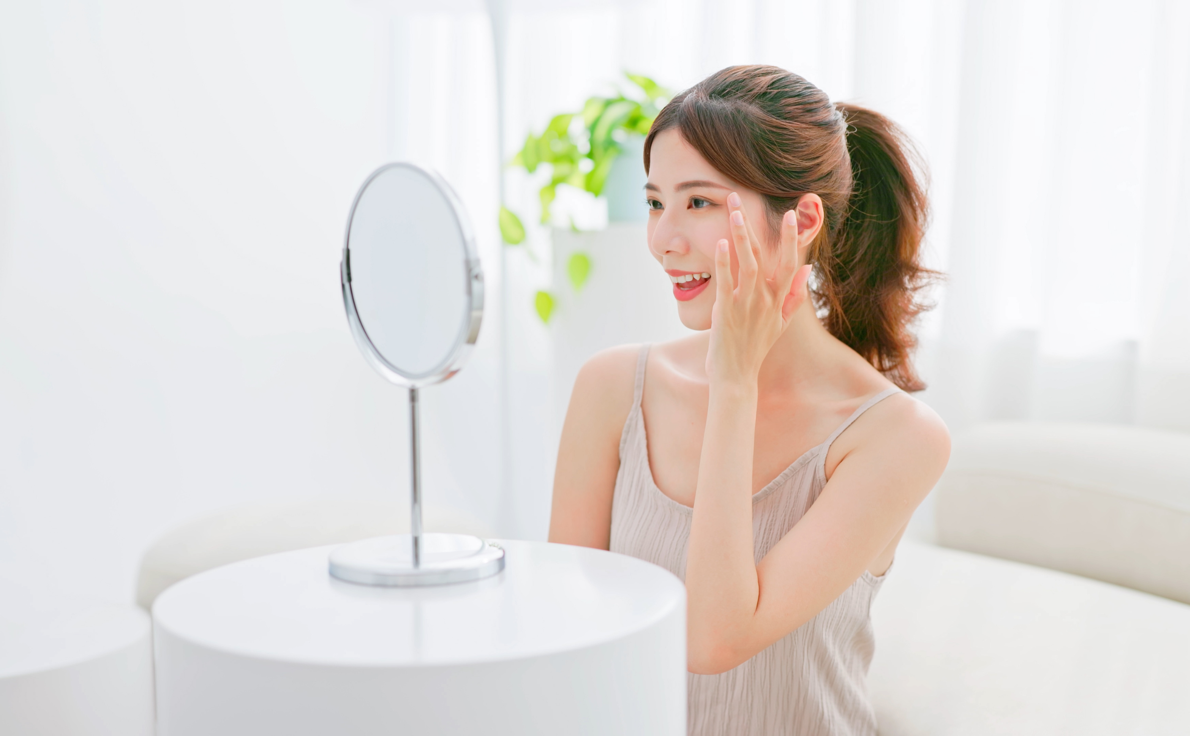 肌の若返りを実感する女性の画像