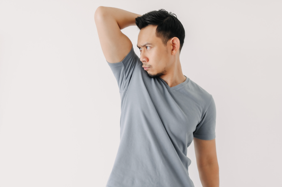 腋臭症(ワキガ)はどんな匂いがする？匂いの原因や対策、治療方法を解説