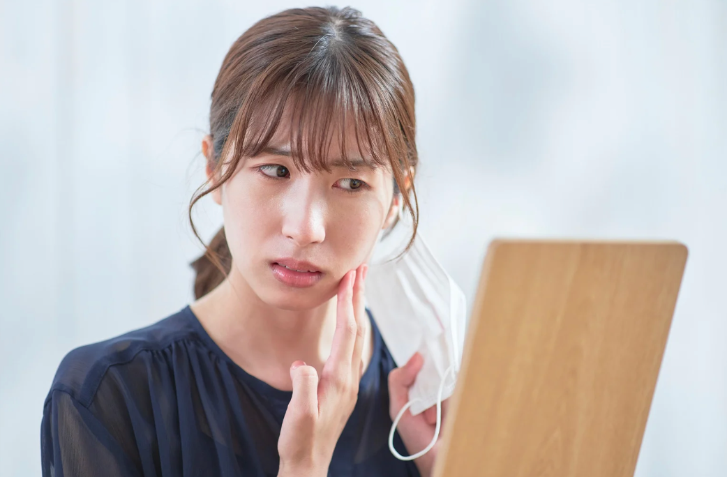 毛穴の黒ずみの原因 | 黒ずみの種類や正しいケア方法を詳しく解説